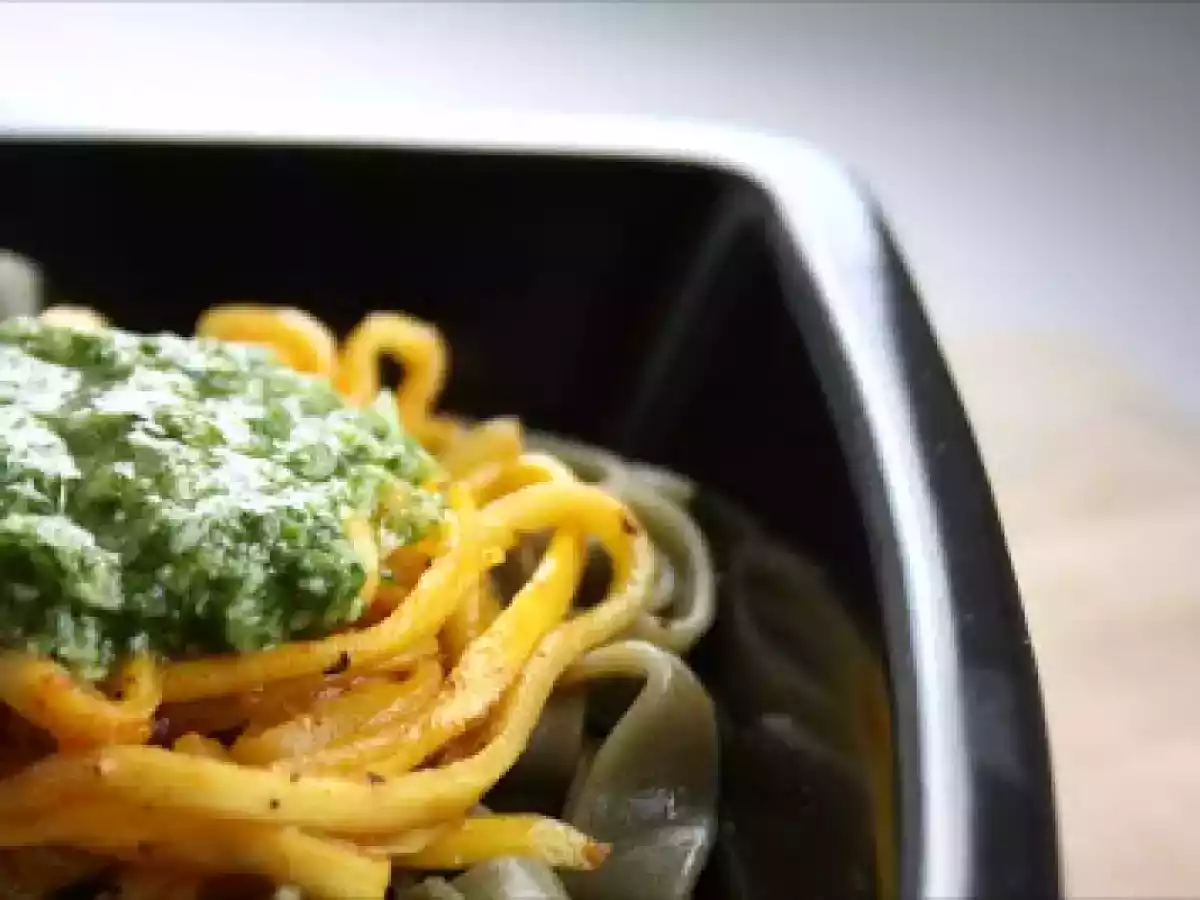Tagliatelle aux orties, courgettes jaunes & pesto doux