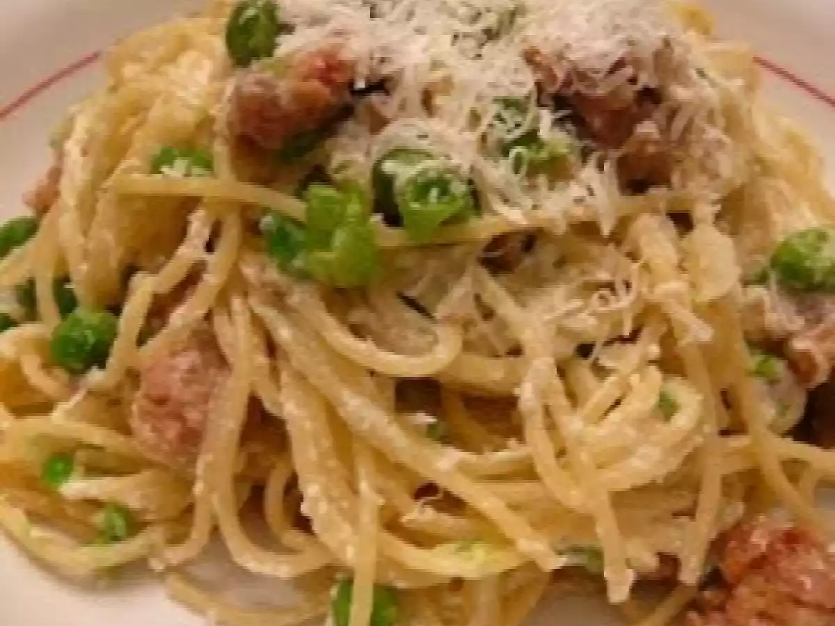 Tagliatelles à la ricotta avec pois verts et saucisses italiennes