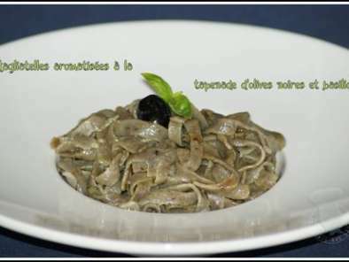 Tagliatelles aromatisées à la tapenade d'olives noires et basilic.