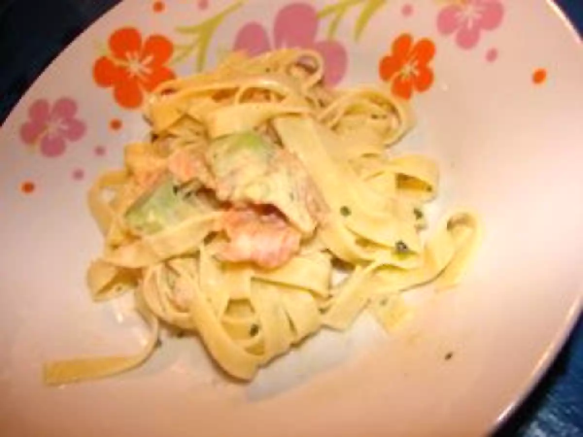 Tagliatelles au saumon fumé et avocats