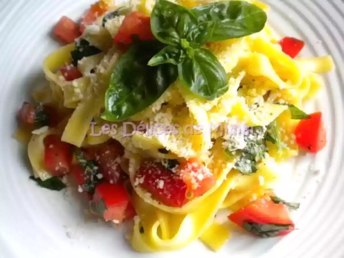 Tagliatelles aux tomates crues, ail et basilic