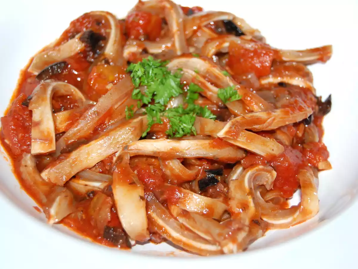 Tagliatelles d'oreilles de porc à la puttanesca
