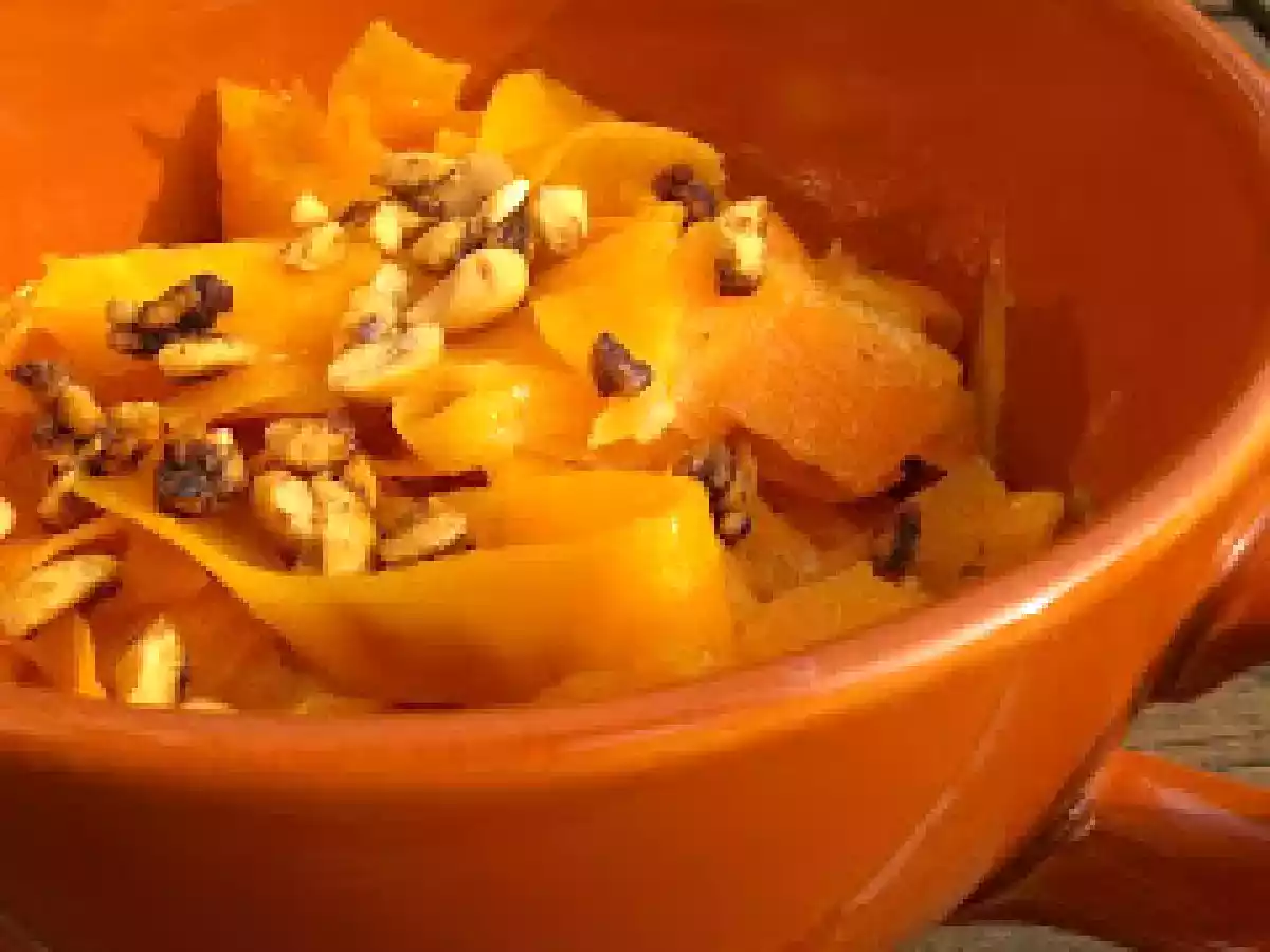 Tagliatelles de carottes à la sauce yakitori et cacahuètes caramélisées