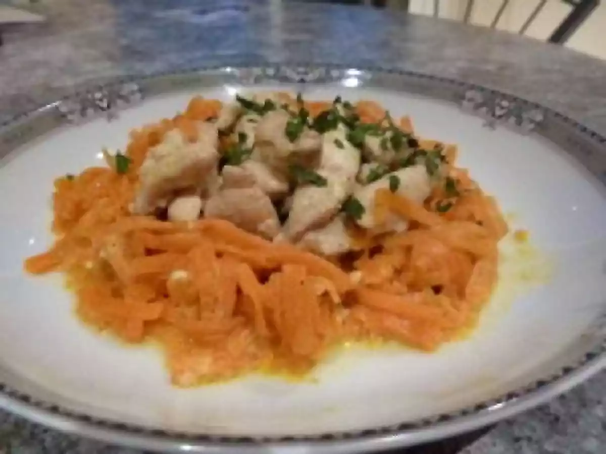 Tagliatelles de carottes sauce crème aux dés de poulet