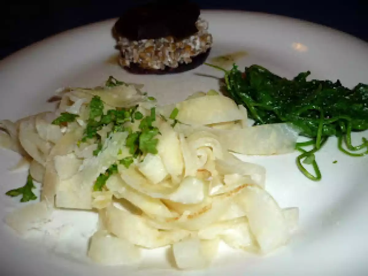 Tagliatelles de céleri accompagnées de pourpier et petit épeautre