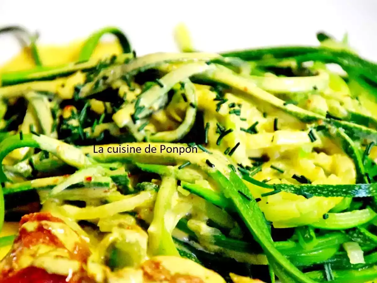 Tagliatelles de courgette et brochettes à la sauce moutarde, végétarien