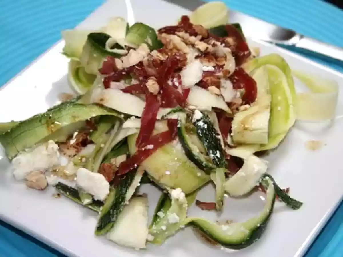 Tagliatelles de courgettes à la feta et à la viande des grisons