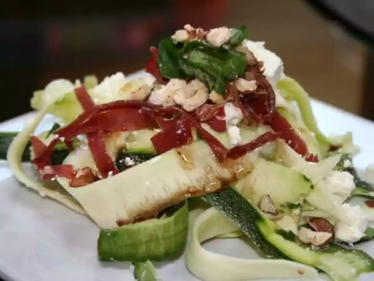Tagliatelles de courgettes à la feta et à la viande des grisons - photo 2