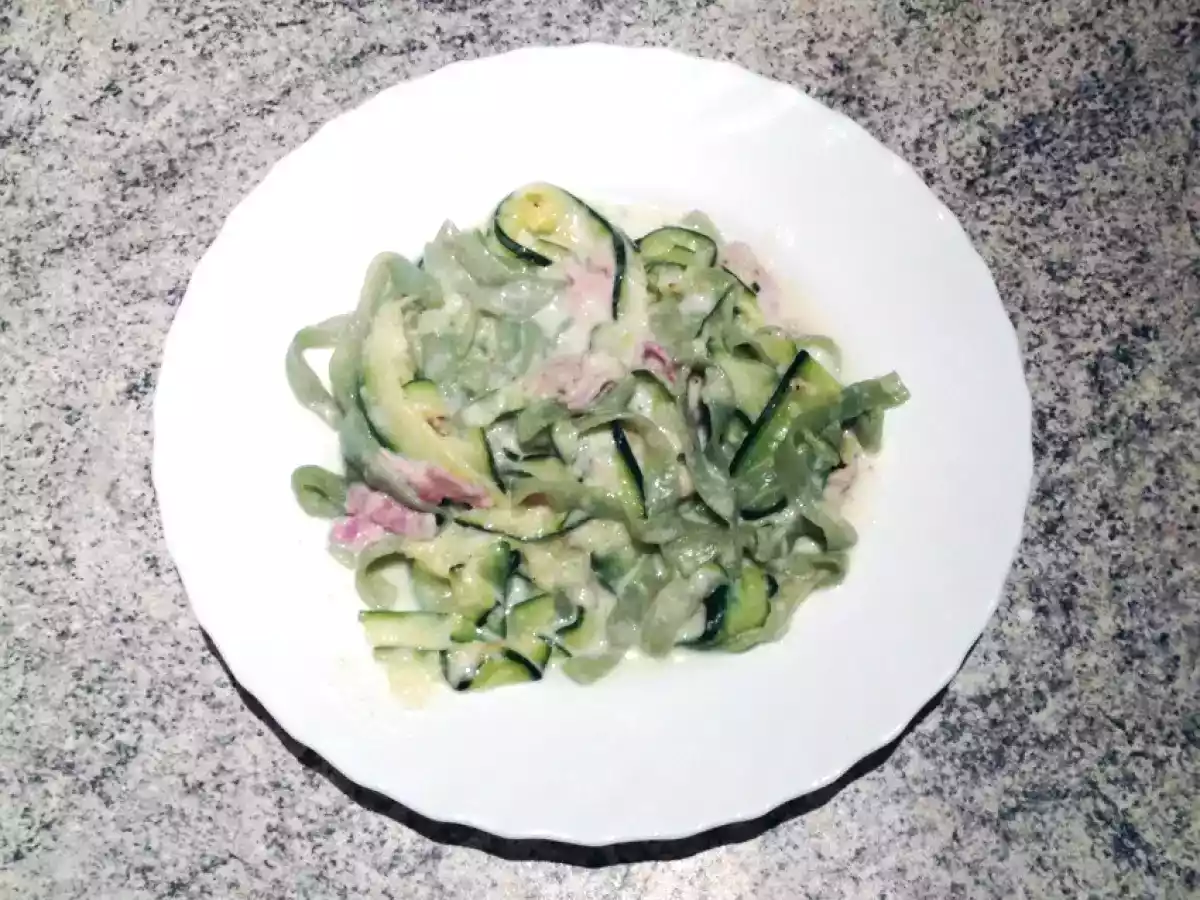 Tagliatelles de Konjac aux courgettes, jambon et chèvre