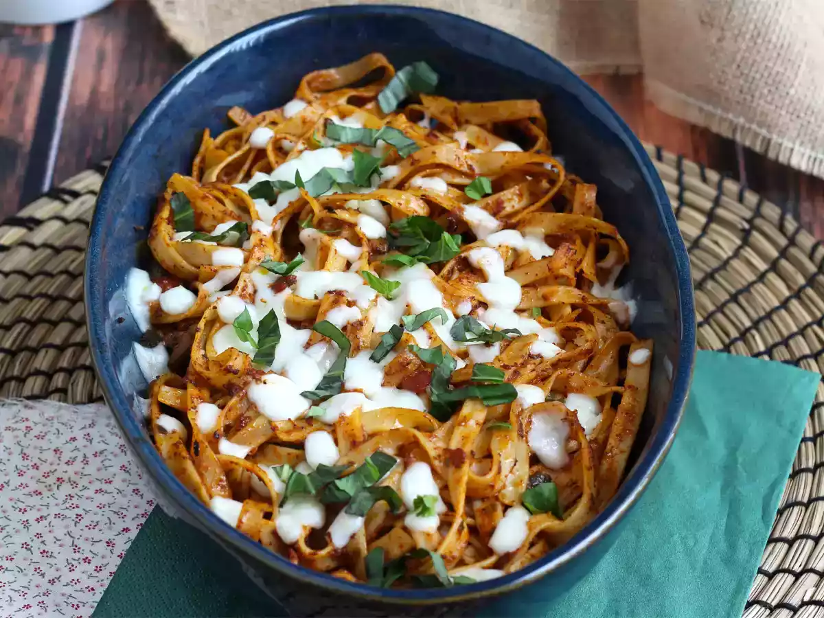 Tagliatelles gratinées à la scamorza, la recette anti-gaspillage pour les restes de pâtes