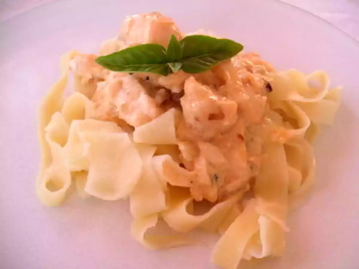 Tagliatelles maison au saumon, sauce safranée