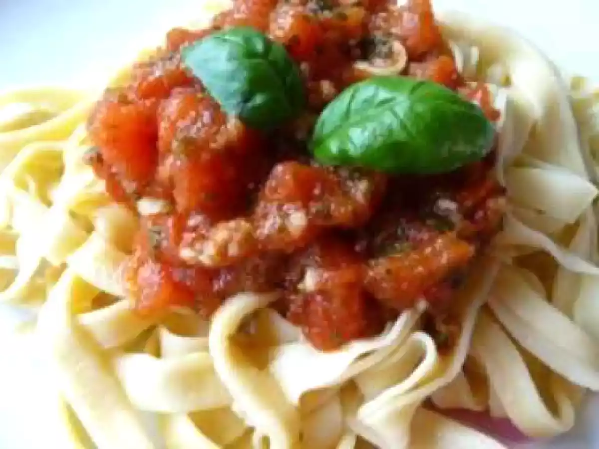 Tagliatelles maison et sa tombée de tomates fraîches