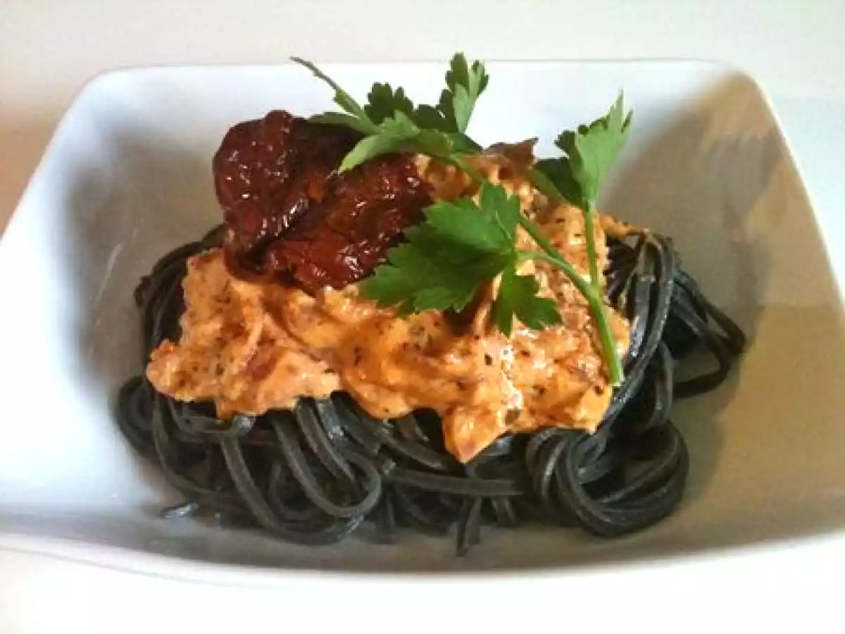 Tagliatelles noires à la crème de tomates confites.
