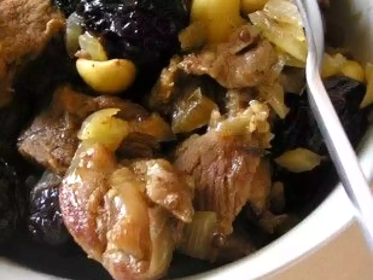 Tajine d'agneau aux amandes et aux pruneaux