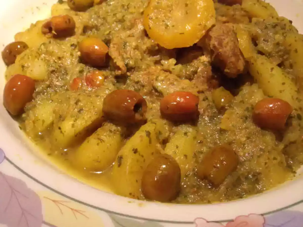 Tajine d'agneau aux pommes de terre, olives violettes et citron confit