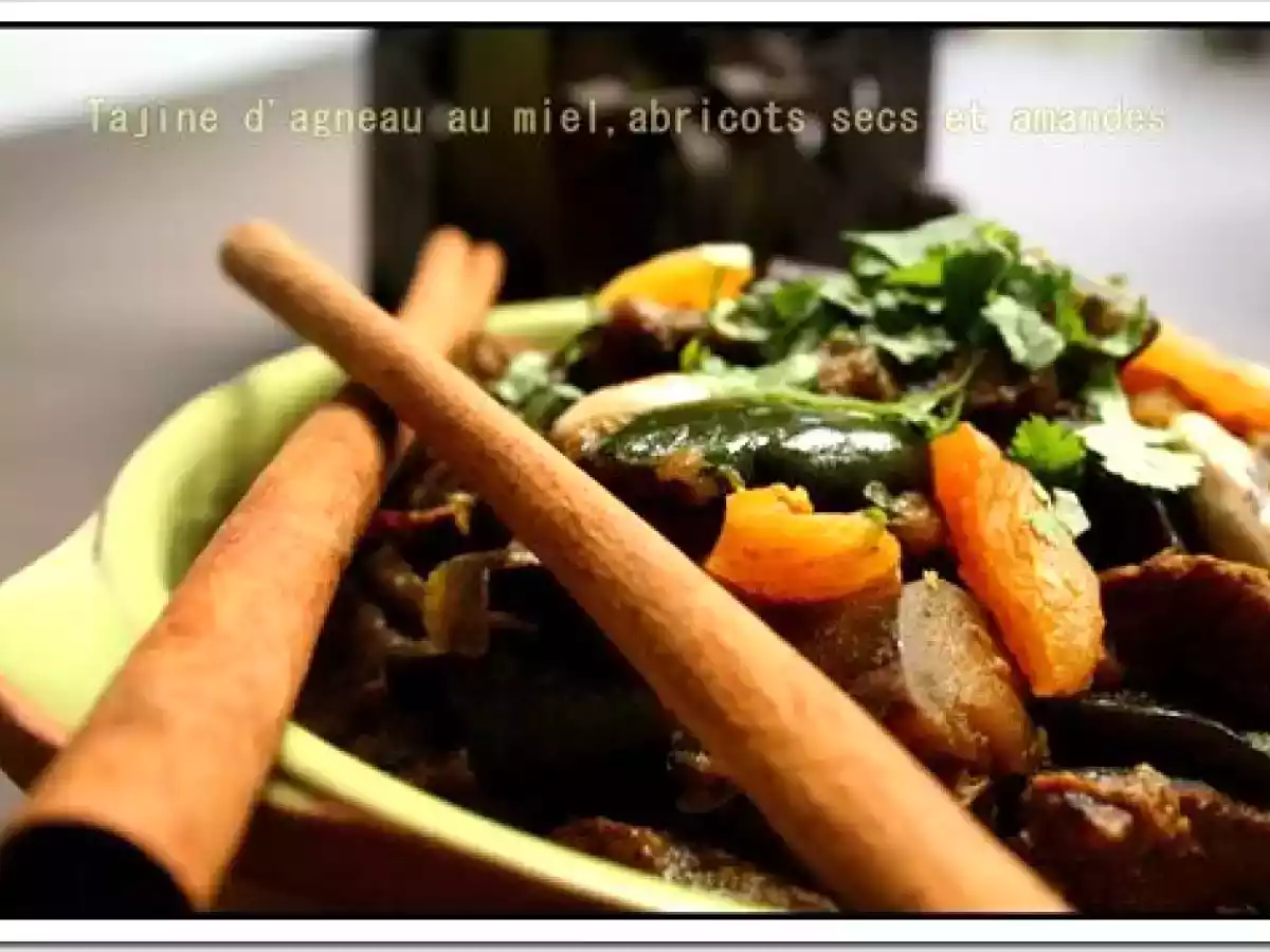 Tajine d'agneau, miel aux abricot secs et aux amandes - photo 2