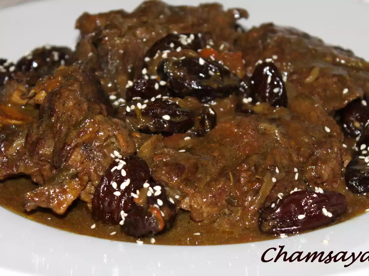 Tajine de boeuf aux pruneaux et graines de sésame