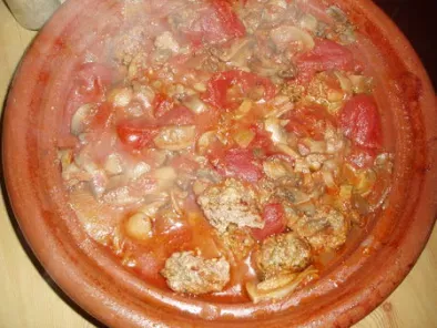 Tajine de boulettes d'agneau aux tomates et champignons