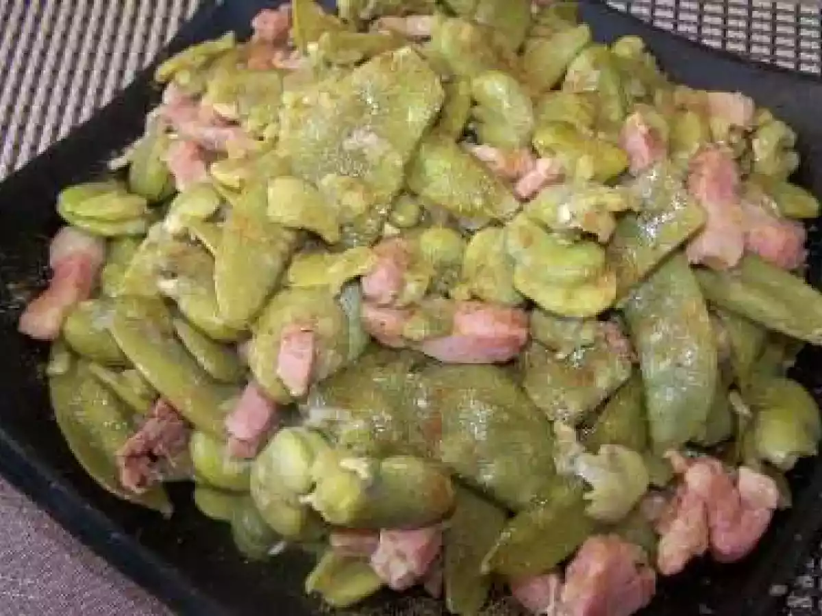 Tajine de fèves et pois gourmands aux lardons.