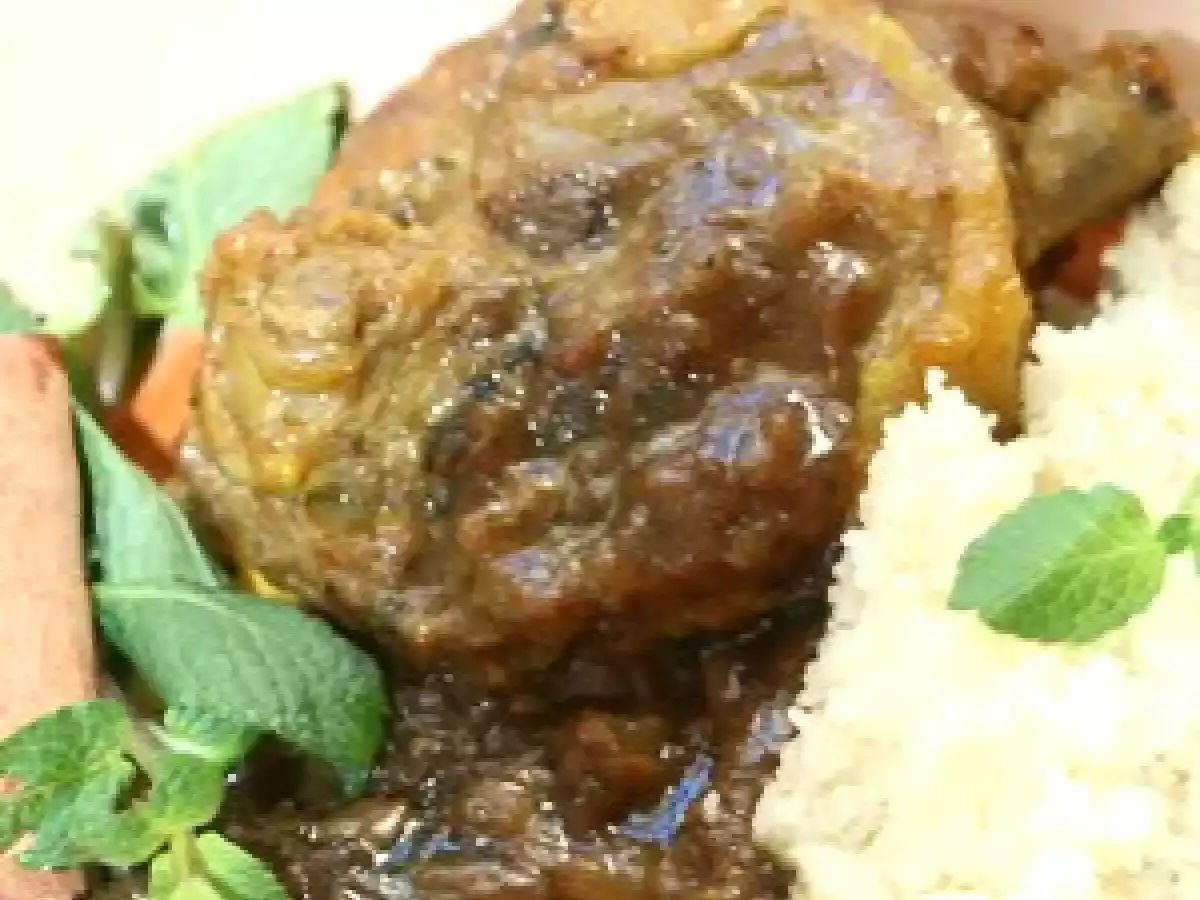 Tajine de poulet aux oignons confits et aux raisins