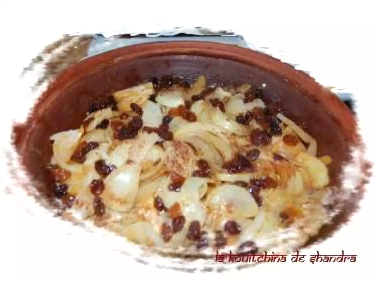 Tajine de poulet aux oignons et raisins secs