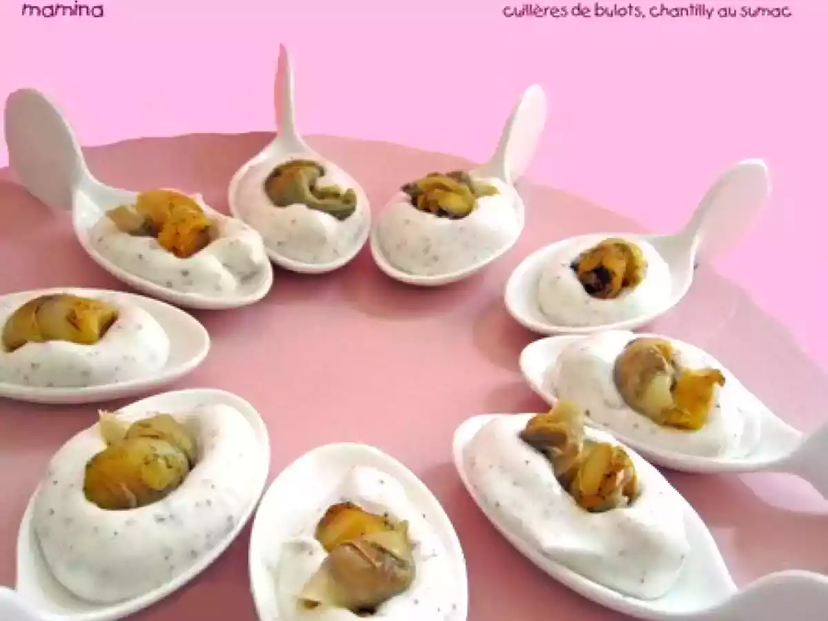 Tapas, bouchées apéritives de tomates, salers et pesto et bulots au sumac