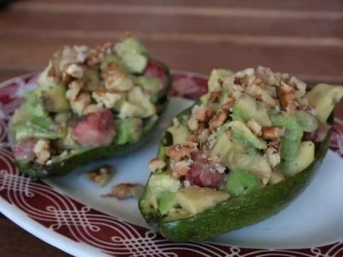 Tartare d'avocat aux pêches et noix en coques