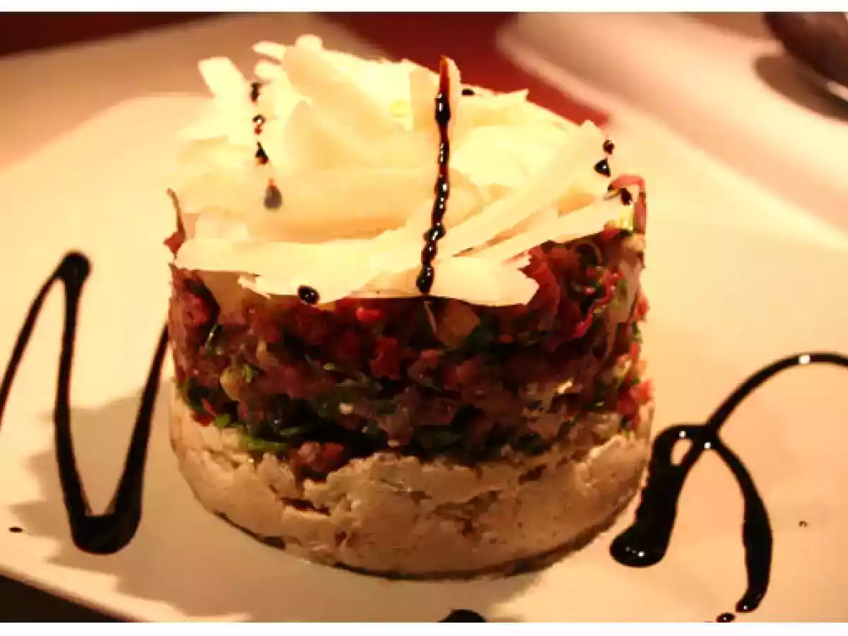 Tartare de boeuf méditerranéen sur son matelas de chèvre frais