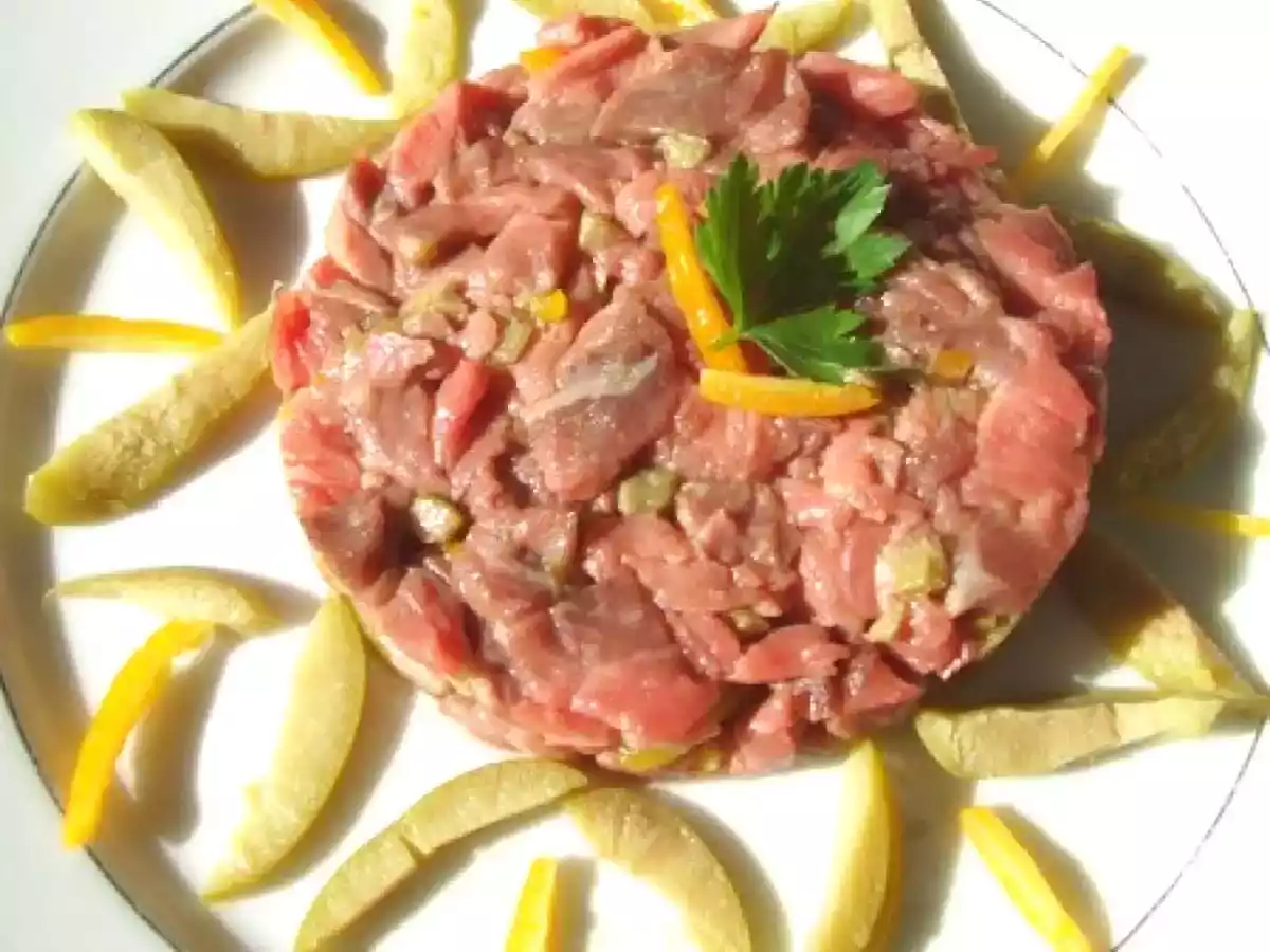 Tartare de paleron basse température à l'écorce d'orange & olives vertes