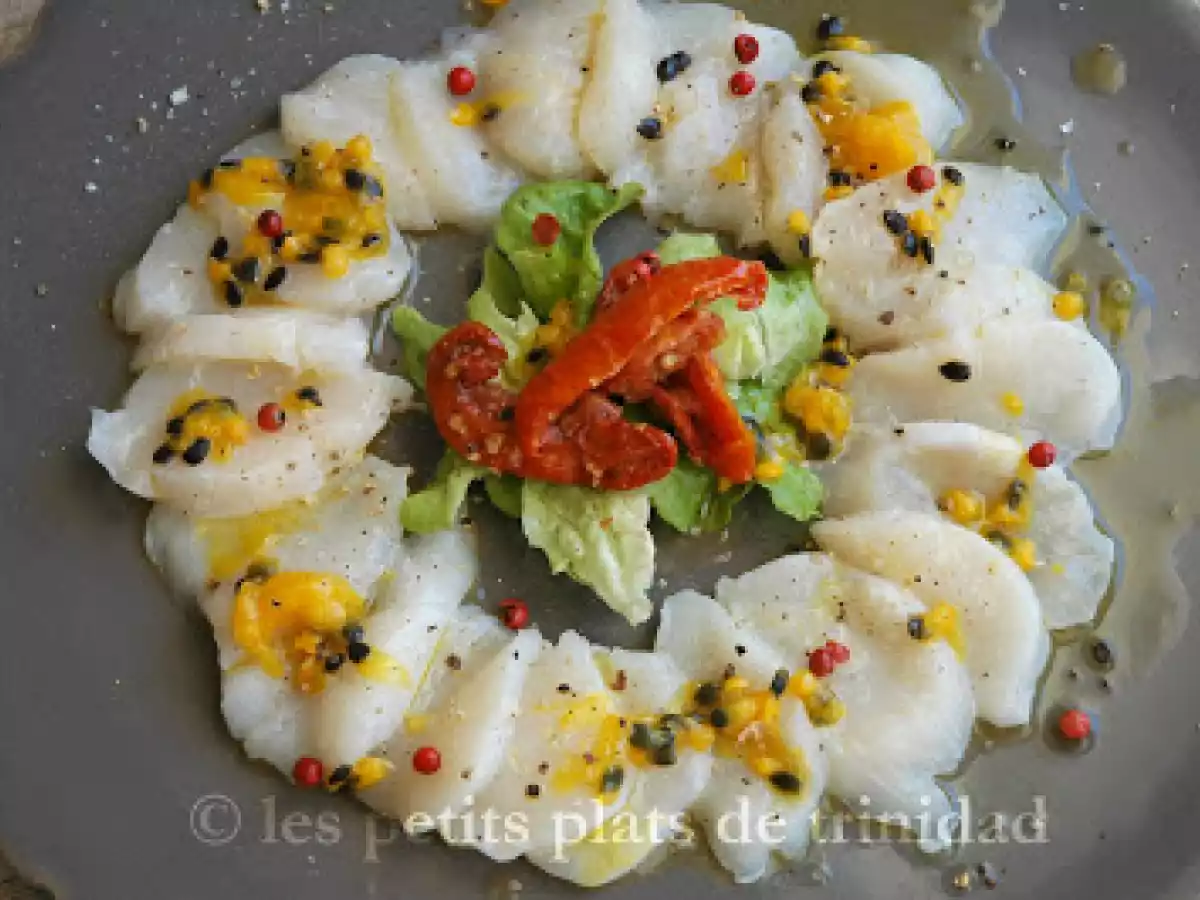 Tartare de Saint Jacques aux fruits de la passion, vinaigre de mangue et baies roses