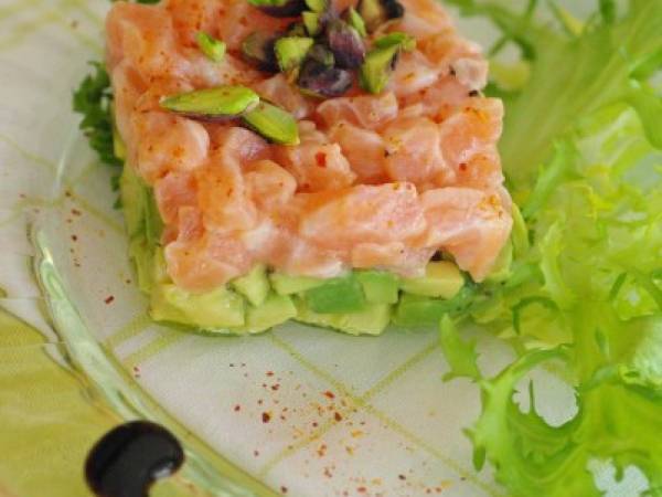 Tartare De Saumon A L Avocat Et Aux Pistaches Recette Ptitchef