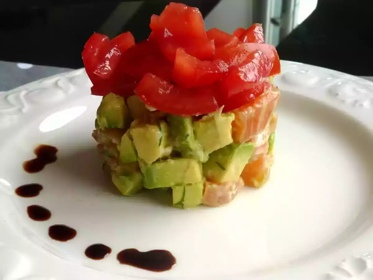 Tartare de saumon avocat et son concassé de tomates