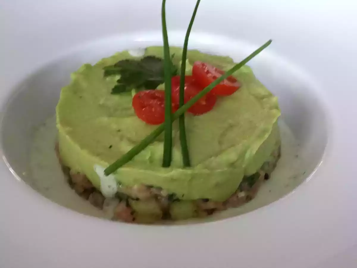 Tartare de saumon et avocat - sauce au lait de noix de coco