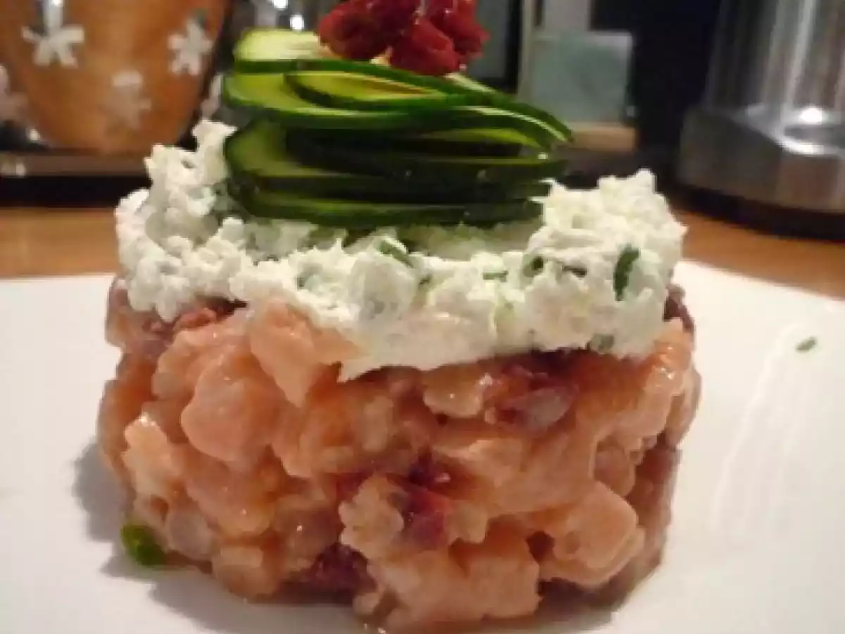 TARTARE DE SAUMON ET TOMATES SECHEES