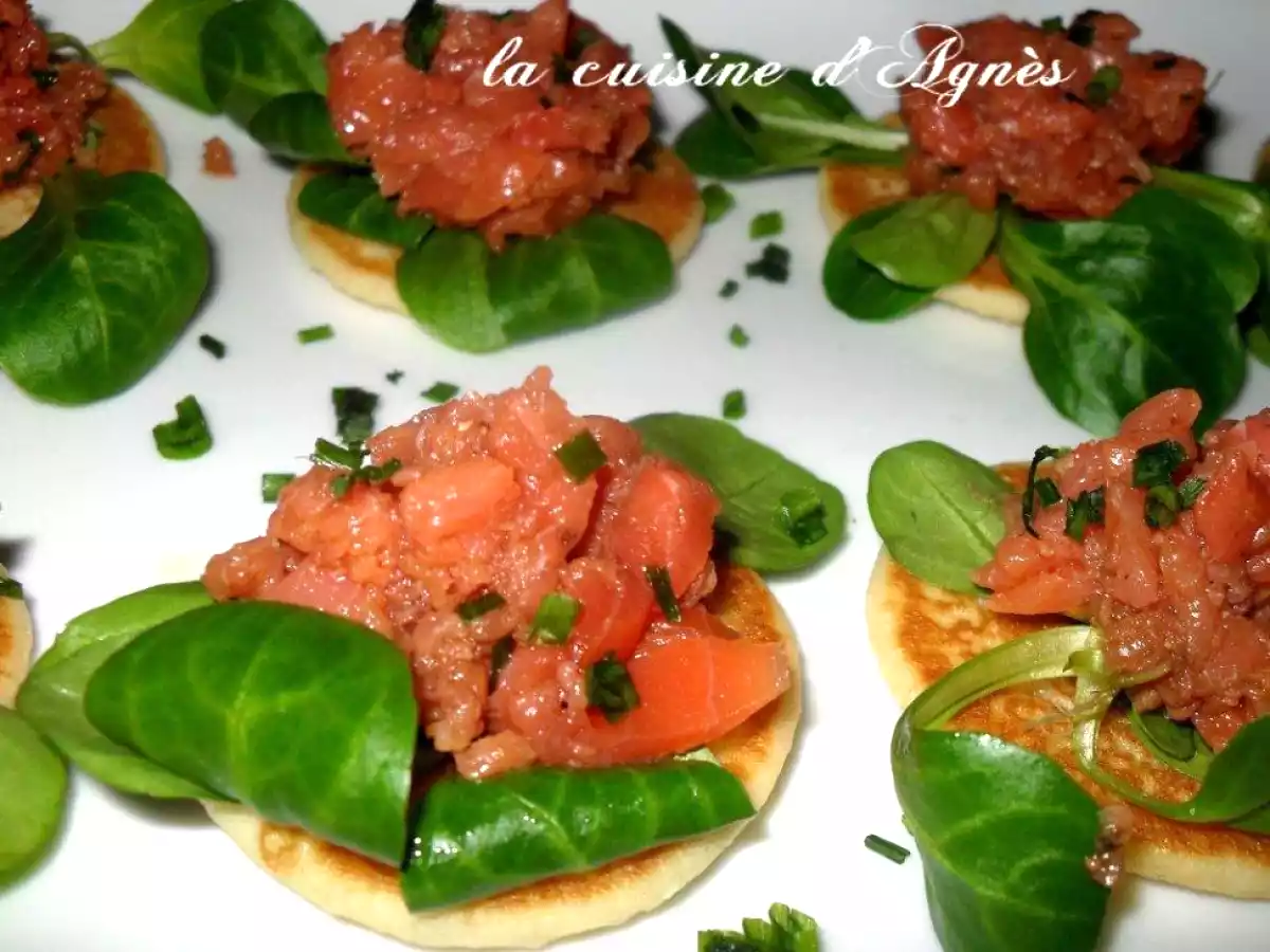 Tartare de saumon fumé bio sur blinis
