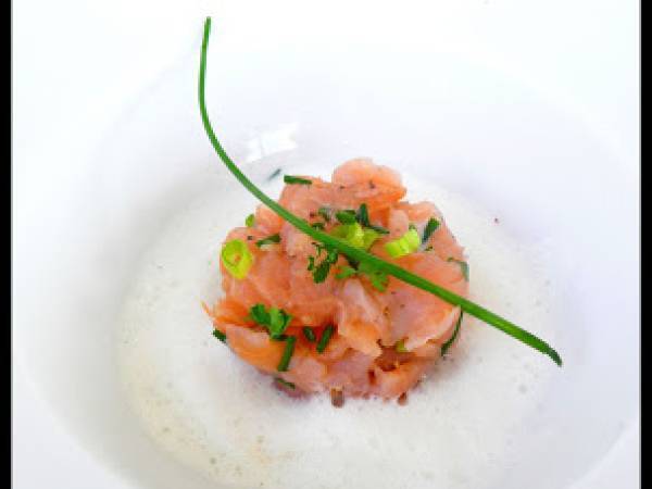 Tartare de saumon fumé et fine soupe de champagne