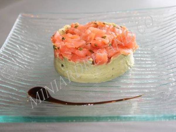 TARTARE DE SAUMON FUME SUR LIT DE MOUSSE D'AVOCAT