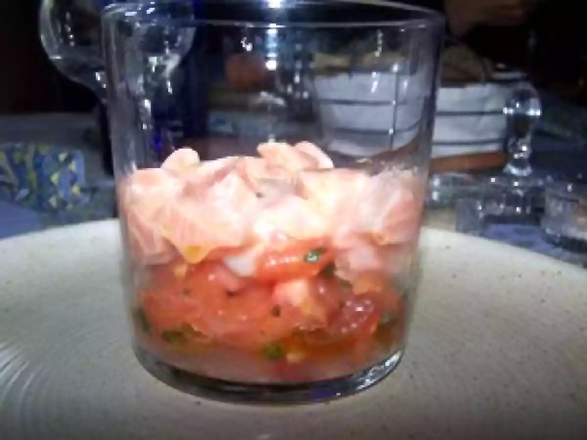 TARTARE DE SAUMON SUR UN LIT DE TOMATES - photo 4