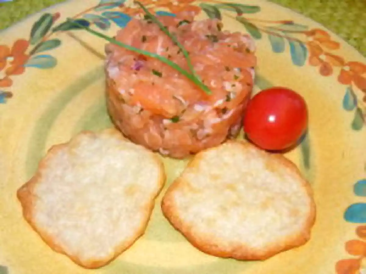 TARTARE DE SAUMON, TUILES AU PARMESAN