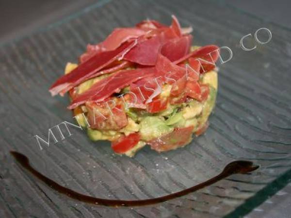 Tartare de tomate et avocat au jambon d'Aoste