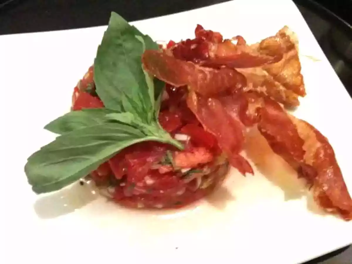 Tartare de tomates au basilic, jambon de Parme croustillant