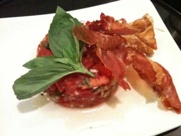 Tartare de tomates au basilic, jambon de Parme croustillant