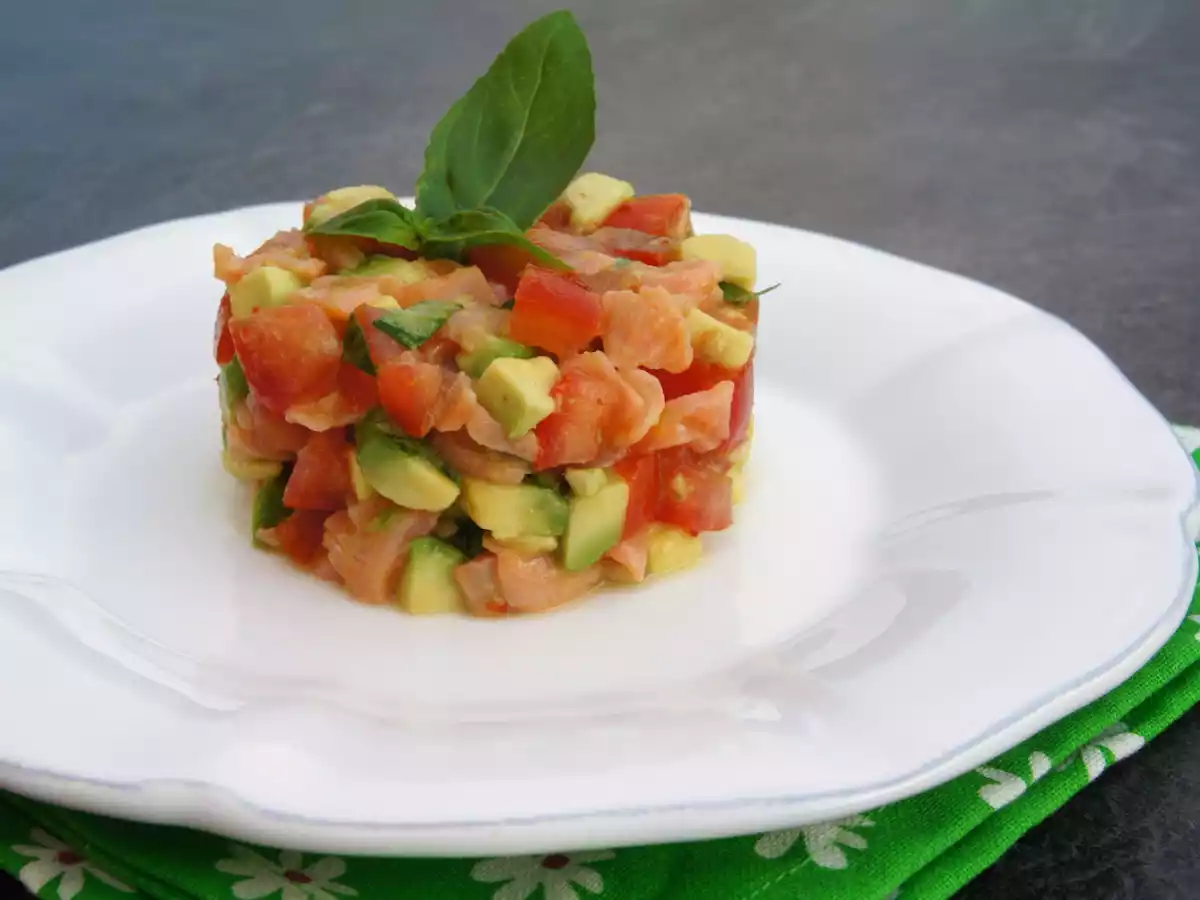 Tartare de tomates, d'avocat et de saumon fumé - photo 2