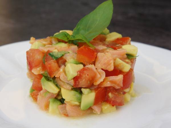 Tartare De Tomates D Avocat Et De Saumon Fume Recette Ptitchef