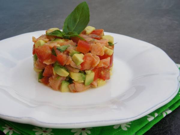 Tartare de tomates, d'avocat et de saumon fumé - photo 2