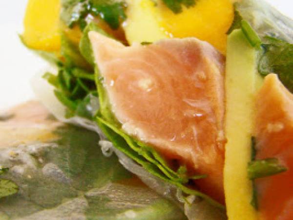 Tartare saumon-mangue-avocat comme un rouleau de printemps ou d'ete