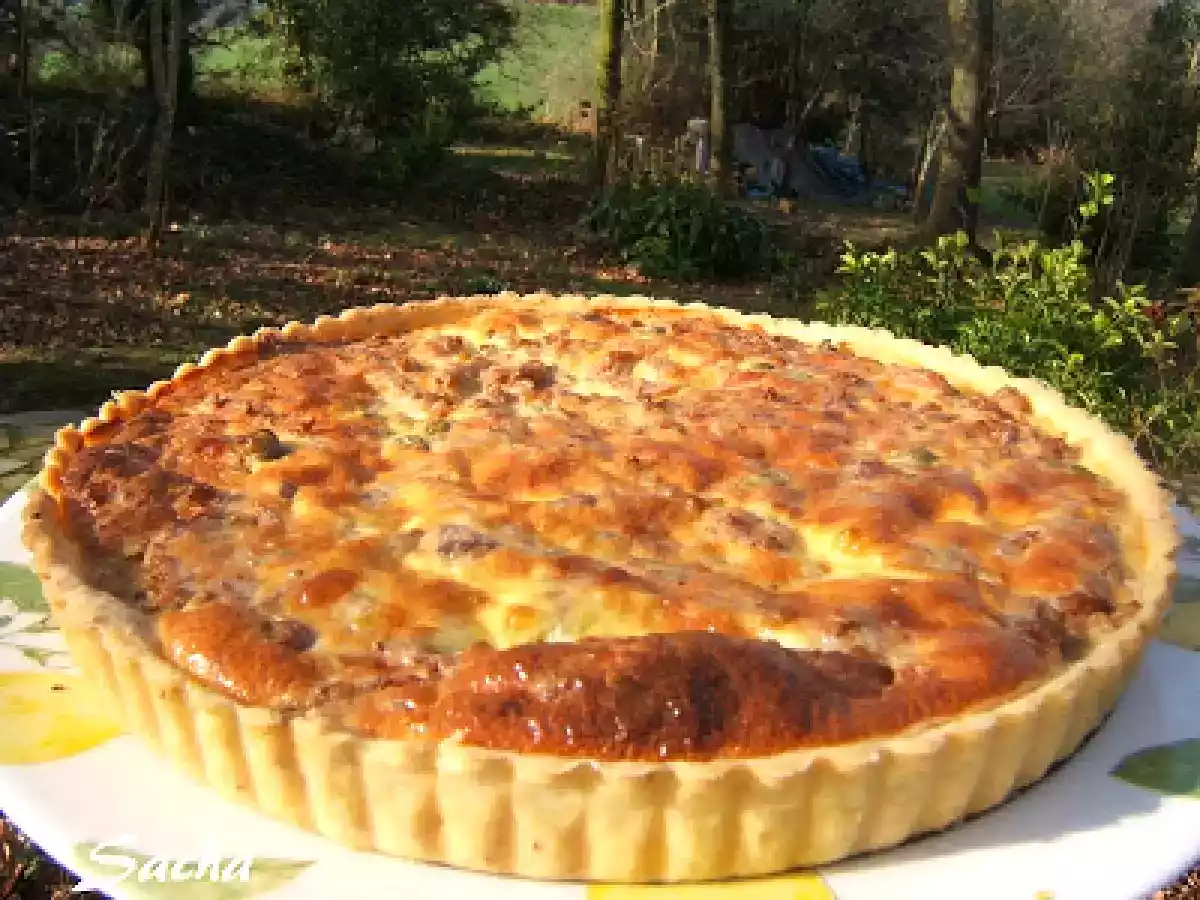 Tarte à l'andouillette et câpres sur une pâte brisée aux graines de moutarde