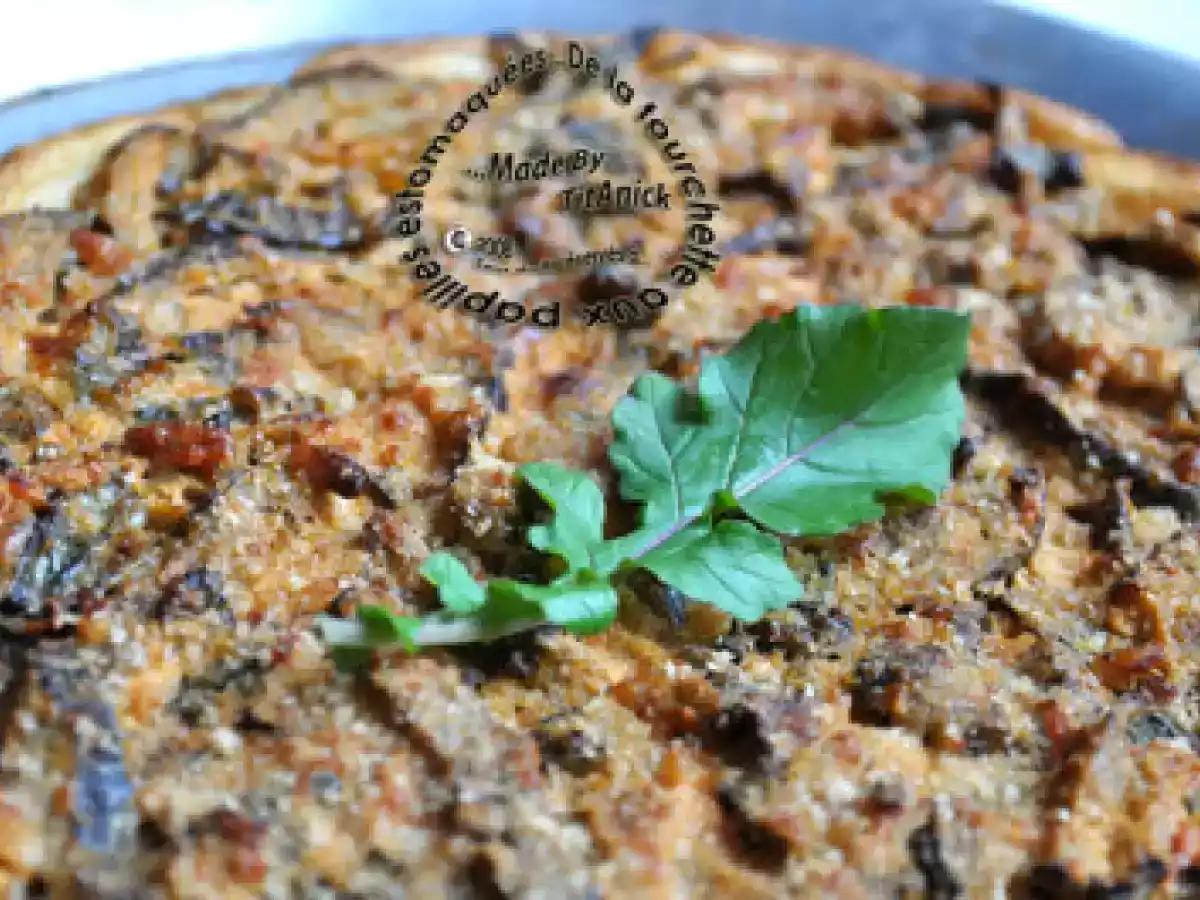 Tarte à l'aubergine, roquette, tomates, pignons, faisselle et parmesan