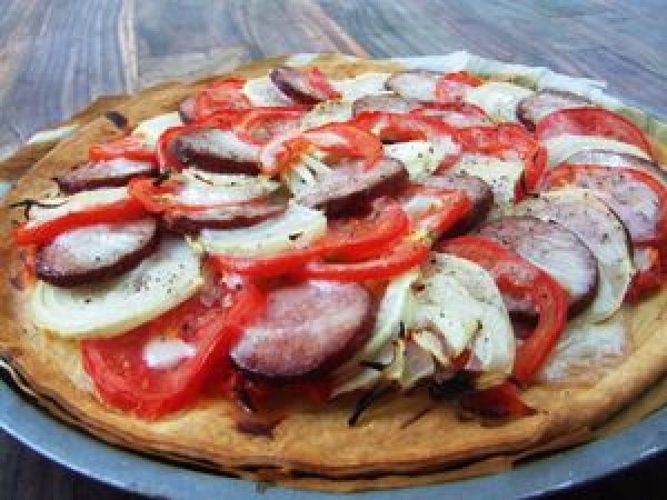 Tarte à la cancoillotte, saucisse de Morteau, oignon et tomates