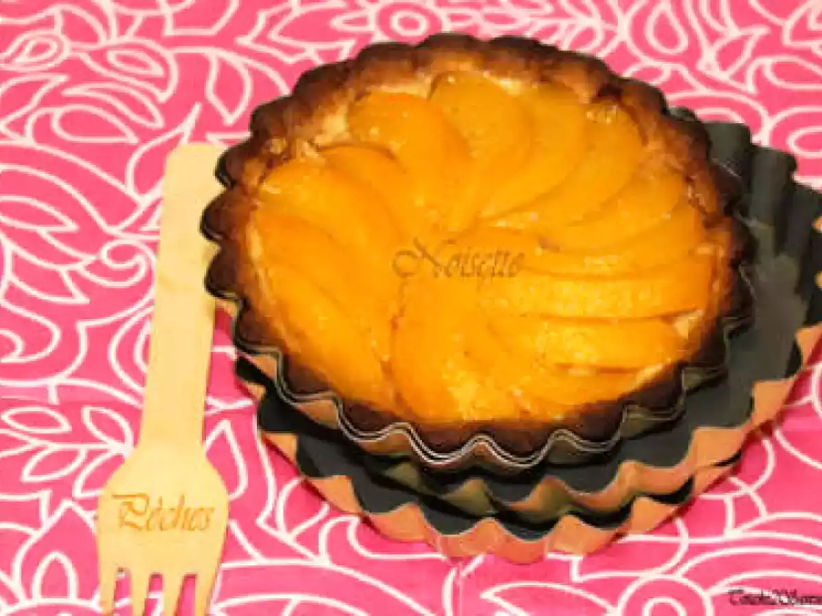 Tarte à la pêche et palet breton saveur noisette